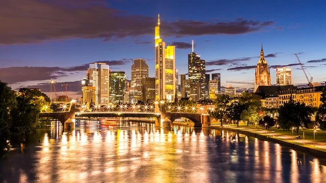 Der Commerzbank-Tower überragt die Skyline von Frankfurt am Main