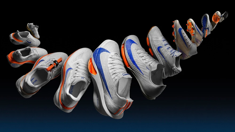 Nike Schuhe in Form des Nike Logos vor dunklem Hintergrund