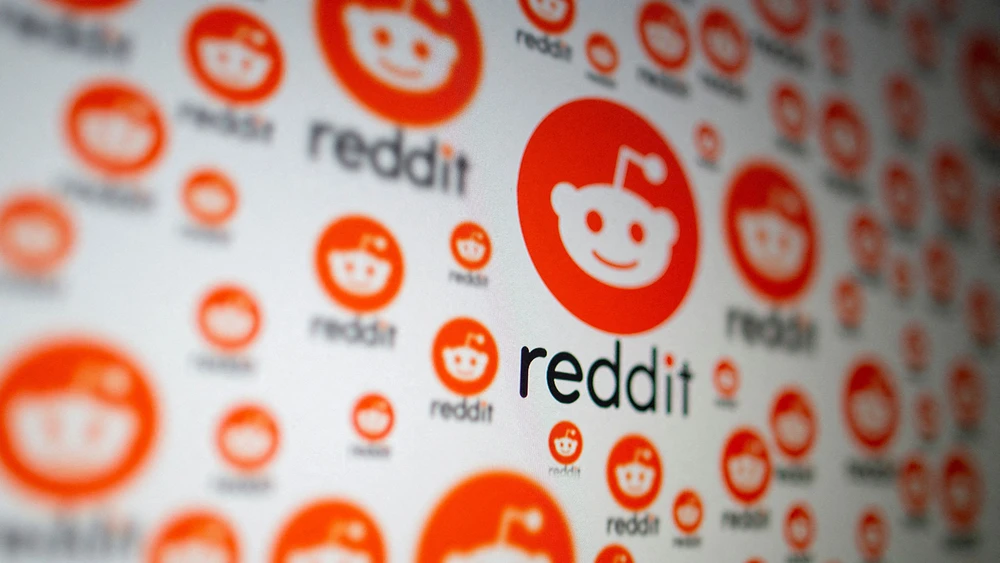 Werbewand mit reddit Icons und Logos