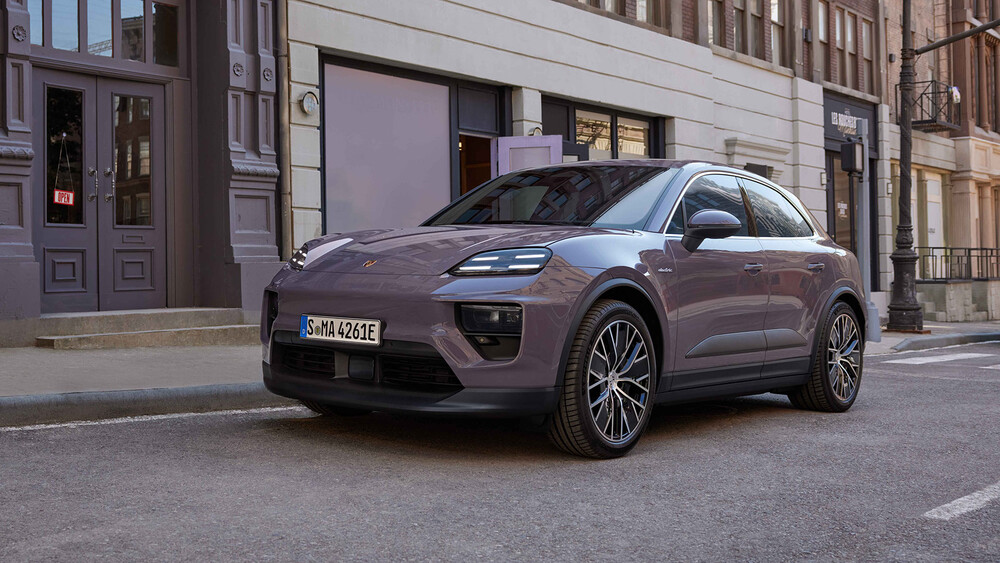 Porsche Macan parkt auf der Straße in der Stadt