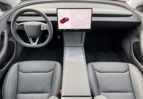Tesla Model 3 innen sehr spartanisch