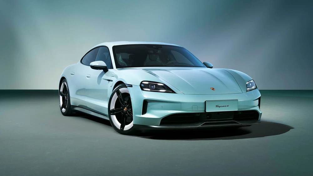 Der Porsche Taycan vor leicht beleuchtetem Hintergrund