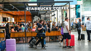 Starbucks: Effizienz, Expansion, Erfolg – Turnaround gewinnt an Fahrt  / Foto: Horacio Villalobos/Corbis News/Getty Images