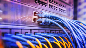 Hammer PwC‑Prognose: 31,6 Billionen Dollar Investitionen in Rechenzentren bis 2050  / Foto: kynny/iStock