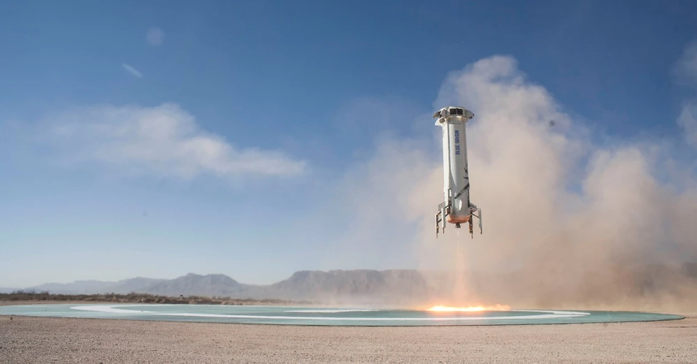 Der Booster, mit dem die Kapsel ins All geschossen wird, landet in sicherer Entfernung auf einem vorgesehenen Landeplatz selbstständig – und kann wiederverwendet werden.