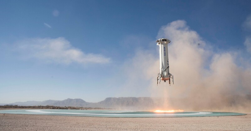 Der Booster, mit dem die Kapsel ins All geschossen wird, landet in sicherer Entfernung auf einem vorgesehenen Landeplatz selbstständig – und kann wiederverwendet werden.