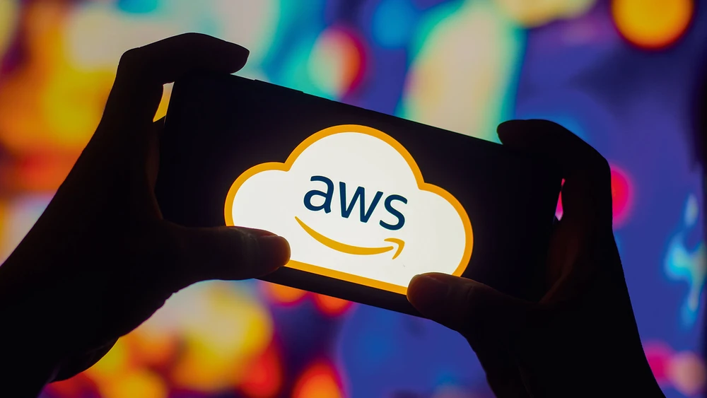 Smartphone mit aws Logo vor leuchtendem Chart Hintergrund