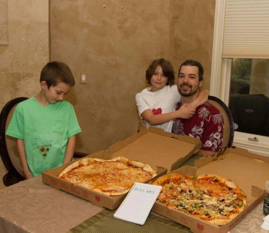 Laszlo Hanyecz im Jahr 2010 mit den beiden Papa John’s-Pizzen.