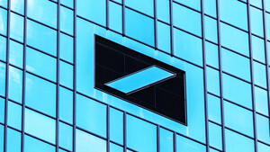 Deutsche Bank: Es wird eng – Aktie prallt an wichtiger Hürde ab  / Foto: Philip-Lange/shutterstock