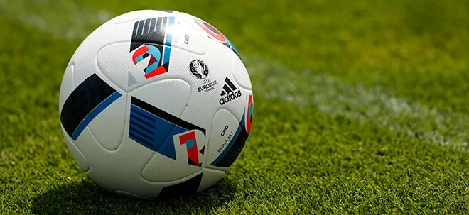 Adidas&#8209;Aktie: Sportartikelhersteller peilt im EM&#8209;Jahr neuen Rekord mit Fußballausrüstung an (Foto: Börsenmedien AG)