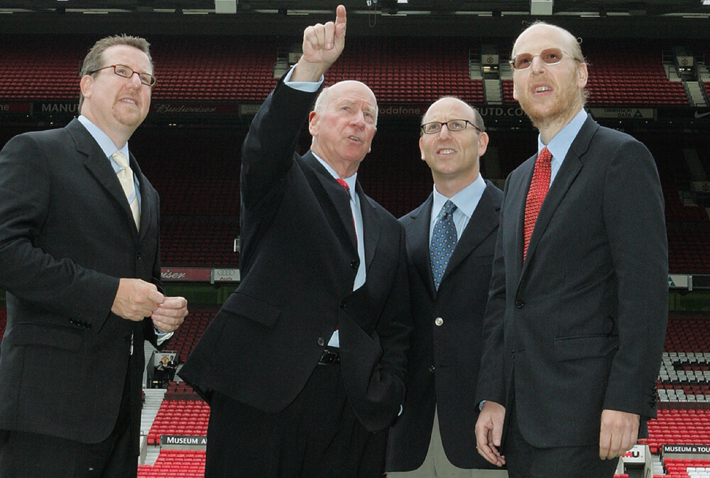 Die Glazers mit Sir Bobby Charlton 2005 in Old Trafford.