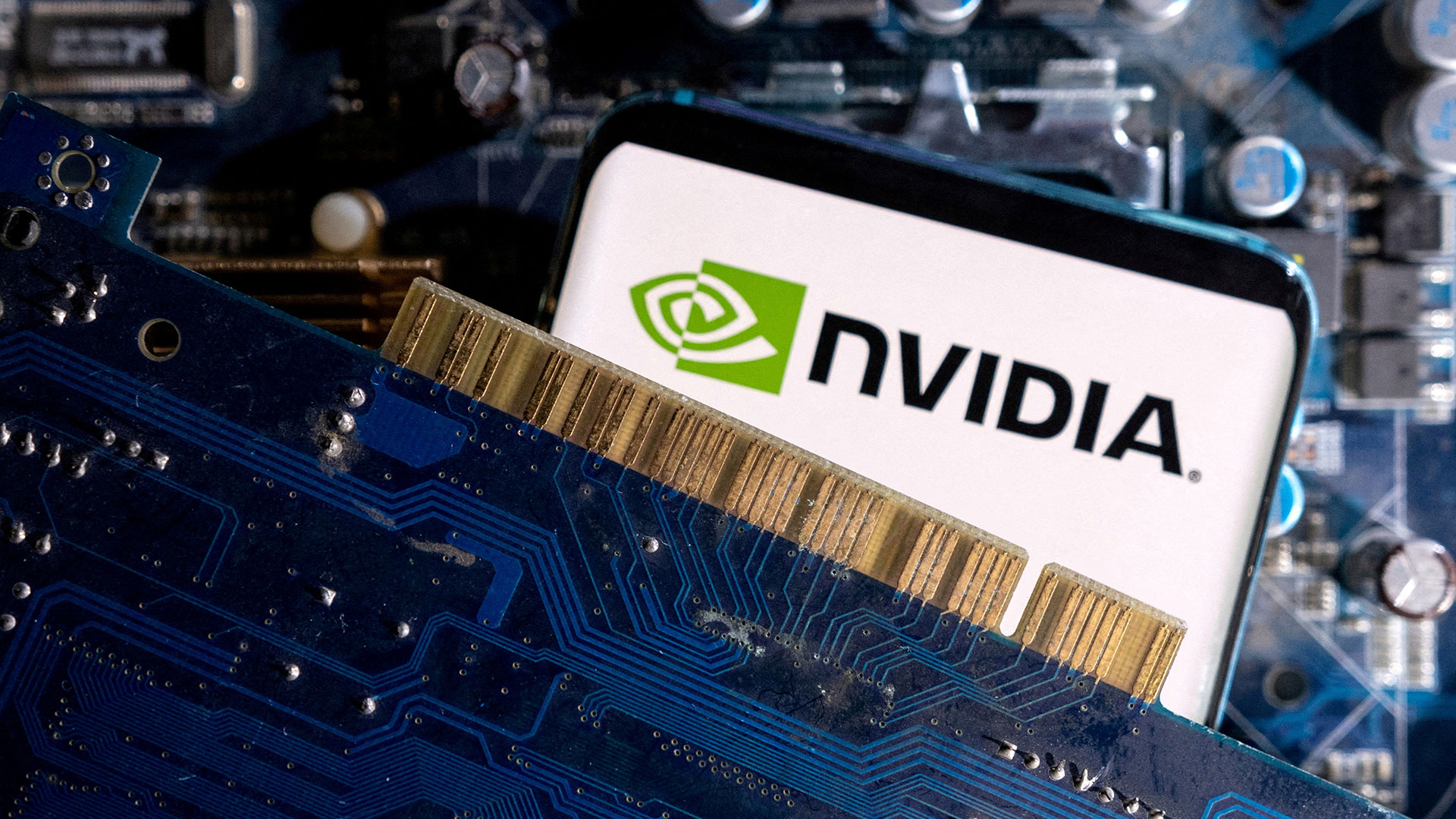 Auch Nvidia ist dabei: Stürzen diese 2 KI&#8209;Aktien tatsächlich bald um bis zu 65% ab? (Foto: Dado Ruvic/Illustration/File Photo/Reuters)