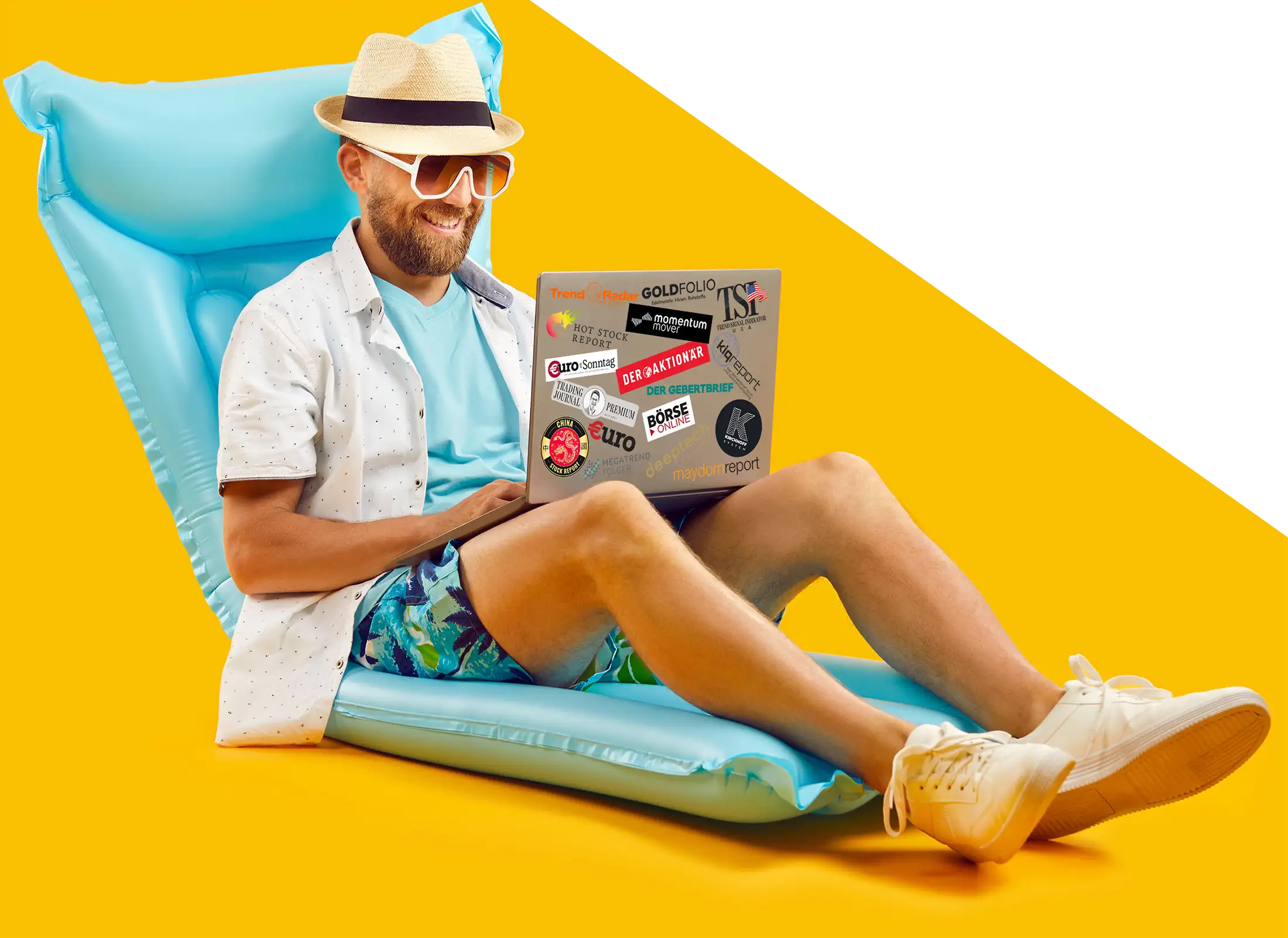 Mann mit Laptop auf Luftmatratze