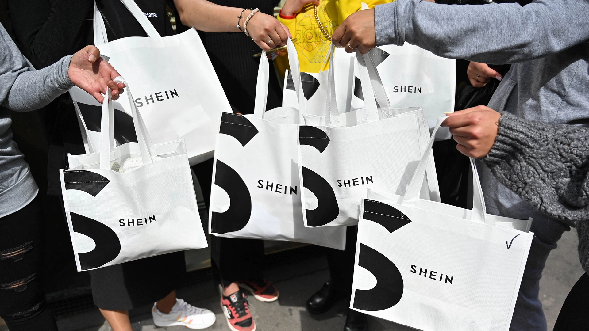 Zurück auf dem Boden der Tatsachen: Discount‑Marktplatz Shein wird vor IPO be‑shei‑den  (Foto: Stevens TomasABACA/dpa)