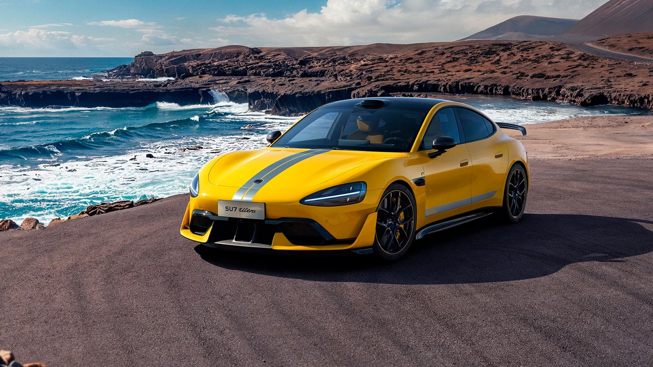 Xiaomi SU7 ultra in gelb mit Rallyestreifen parkt am Wasser