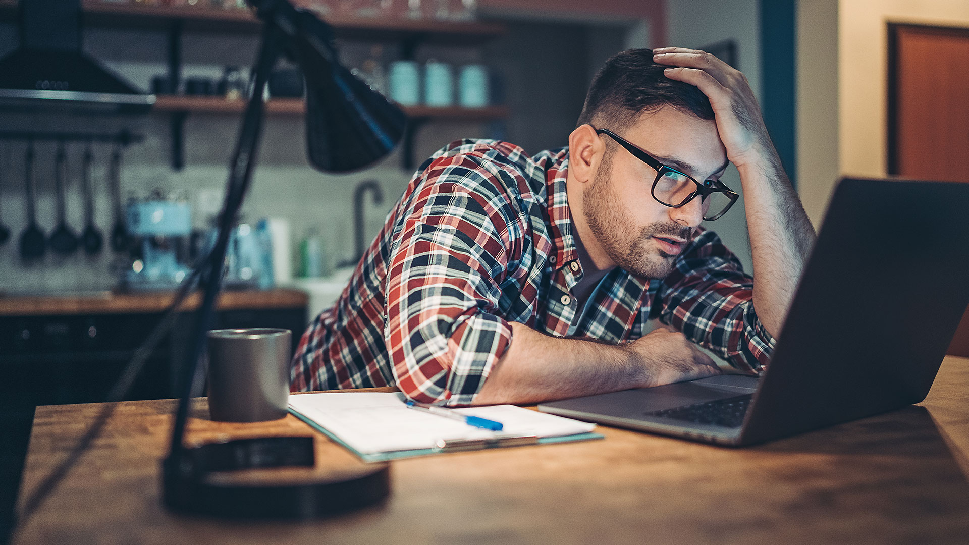Frust und kaum Kommunikation: Größte Kryptobörse schließt in Deutschland und lässt Nutzer im Dunkeln (Foto: pixelfit/iStock )