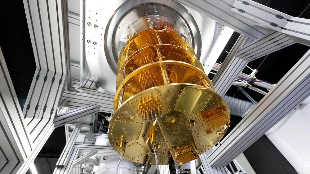 Ein im Aufbau befindlicher Quantencomputer des Start-ups IQM Germany steht in einem Rechenzentrum