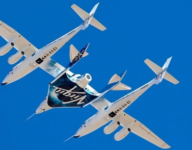 Raumgleiter wird von einem Trägerflugzeug nach oben transportiert, dann ausgeklinkt und startet dann in den Schwerelos-Orbit. 