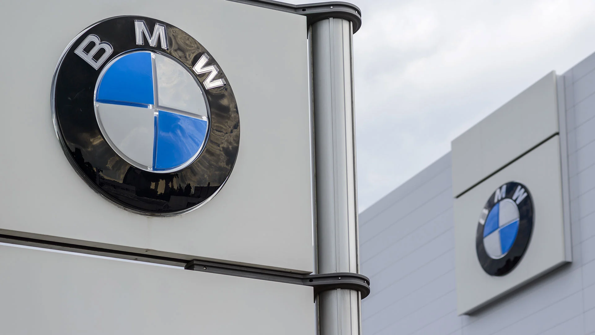 Kampf der Autobauer: Zweistelliges Wachstum treibt BMW&#8209;Aktie an. Kann Mercedes&#8209;Benz da mithalten? (Foto: AR Pictures/Shutterstock)