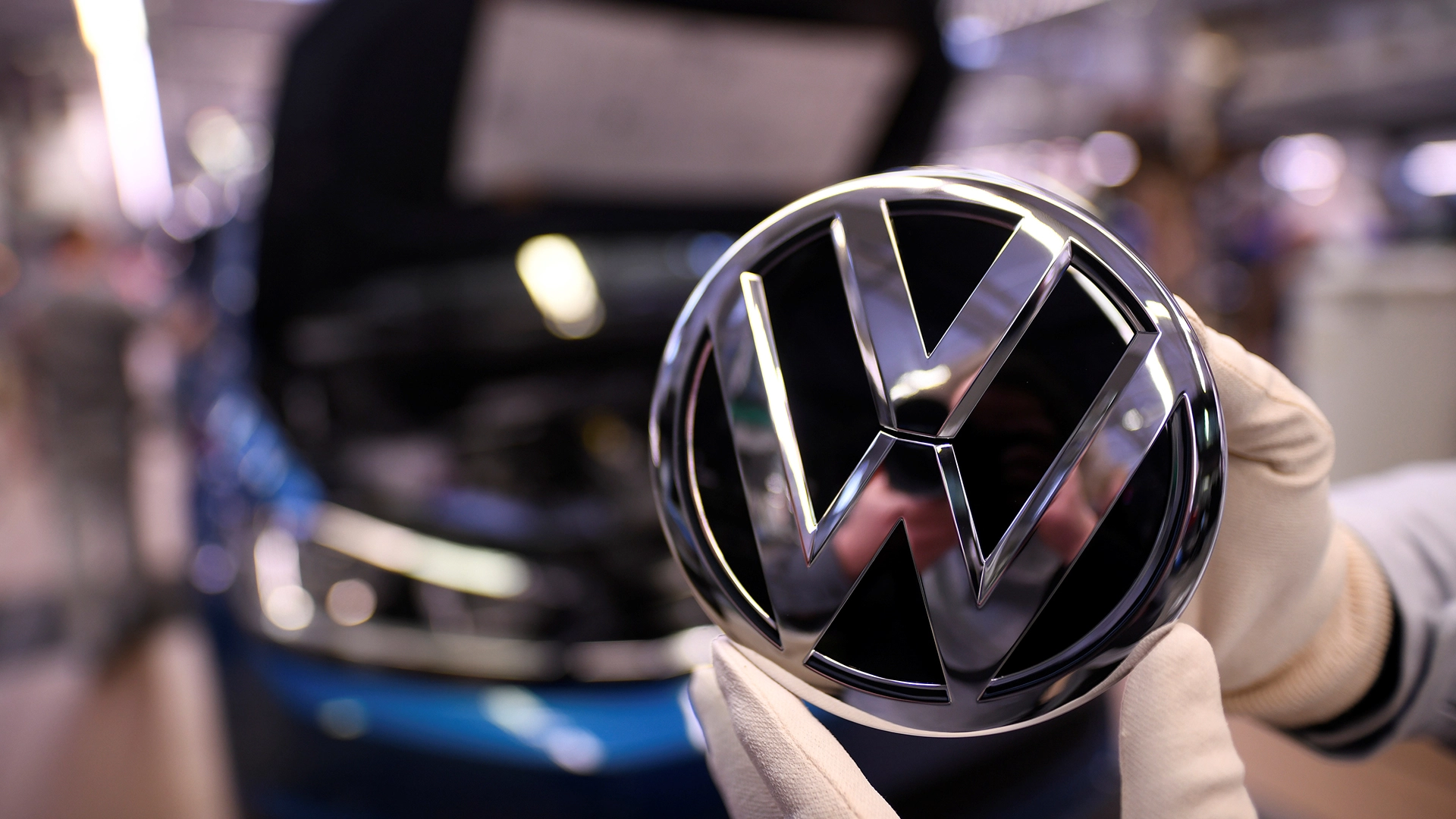 Volkswagen, Mercedes, Porsche und BMW betroffen: Bekanntes Analysehaus senkt reihenweise Kursziele für deutsche Autokonzerne  (Foto: Fabian Bimmer/REUTERS)