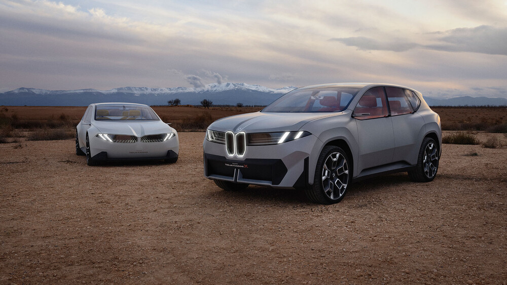 Zwei neue BMW Modelle stehen in der Landschaft