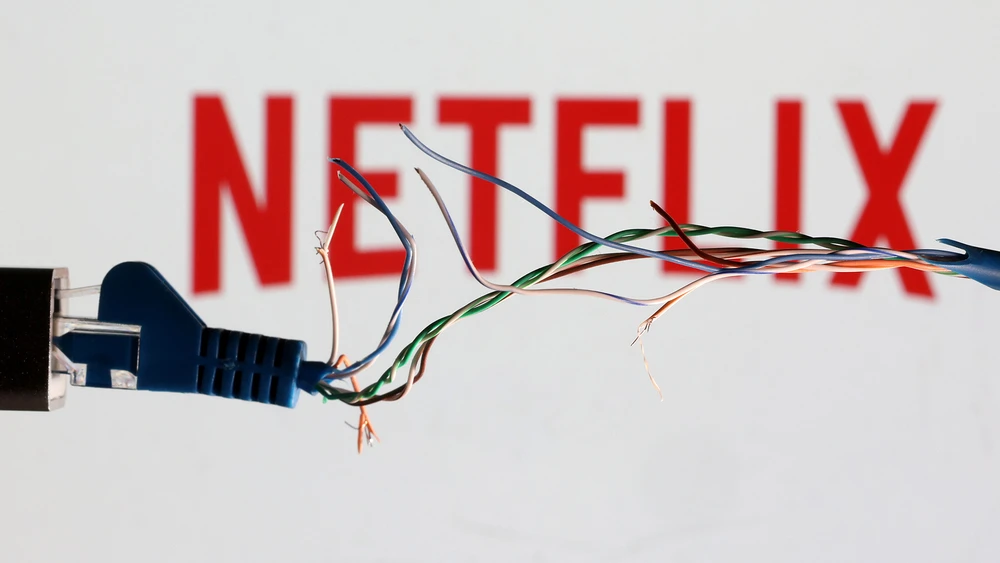 Netflix Logo hinter kaputtem Kabel Anschluss