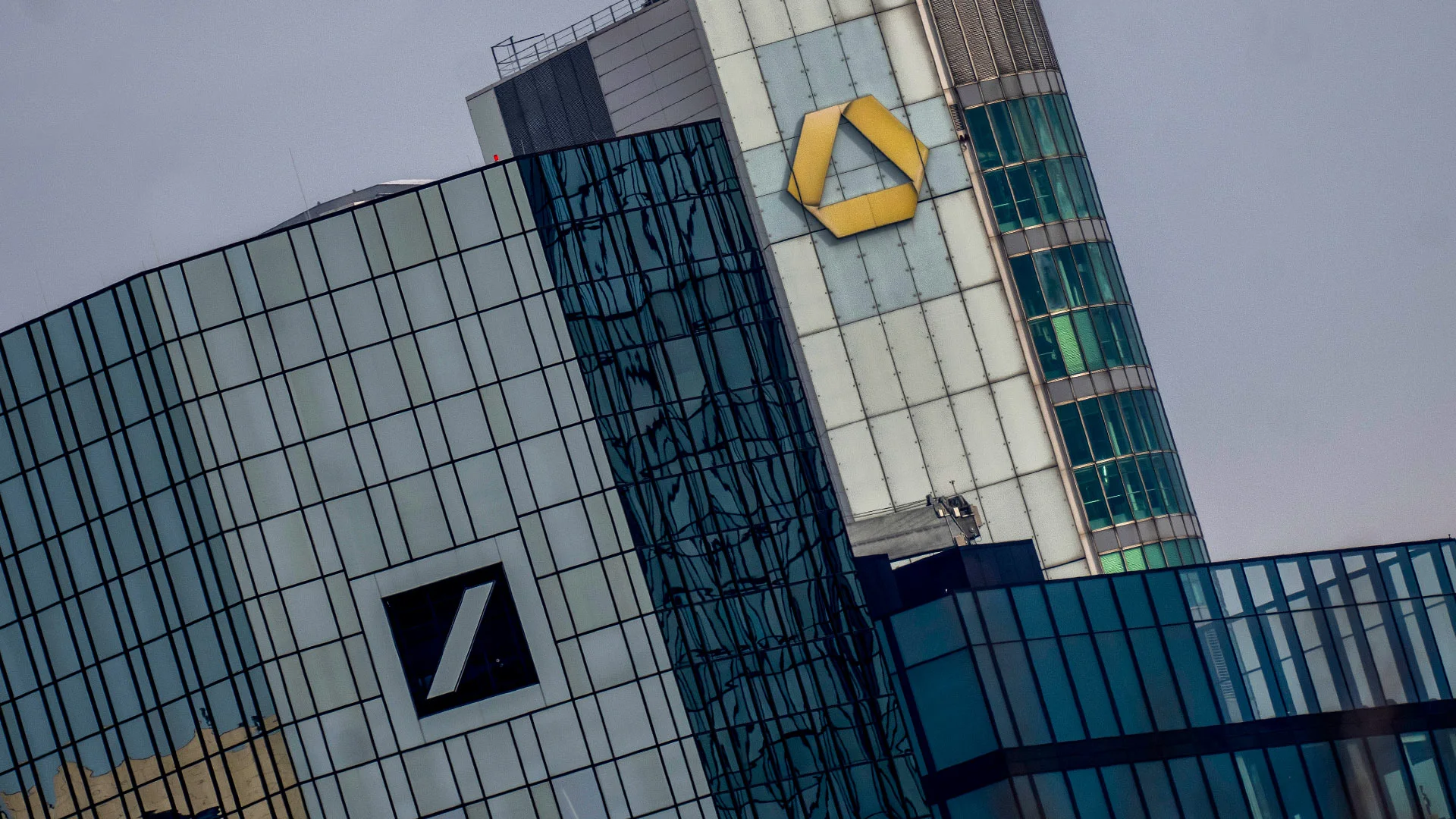 Höhere Zinsen: Was bedeutet das für Aktien von Deutsche Bank und Commerzbank? (Foto: Michael Probst/AP Photo/ picture alliance)