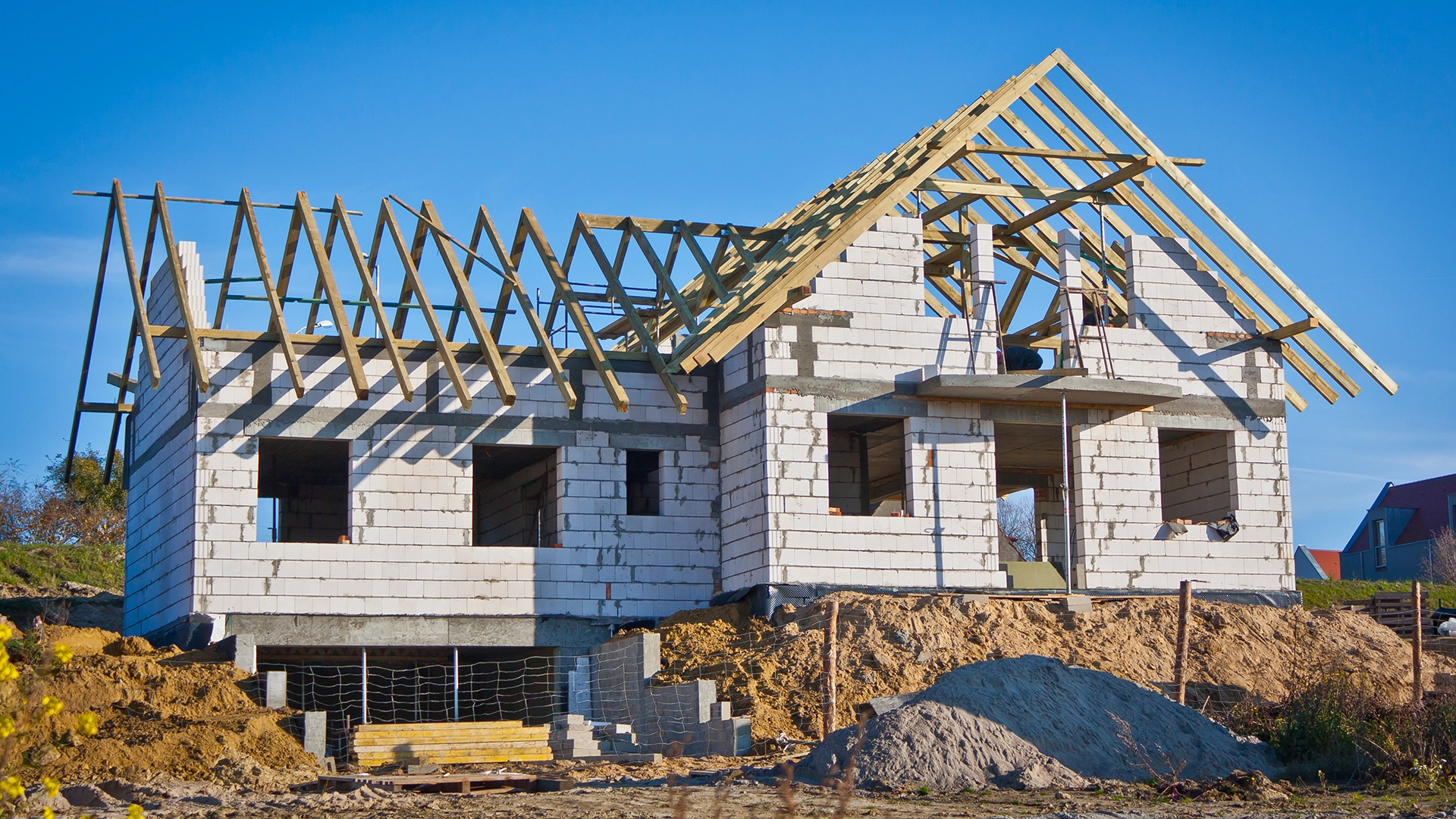 Bauzinsen explodieren: Jetzt schnell zuschlagen bevor es noch teurer wird?  (Foto: ewg3D/iStockphoto)