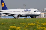 Lufthansa: Deutsche Lufthansa: Prognose rauf, Aktie runter – das sagen die Experten!