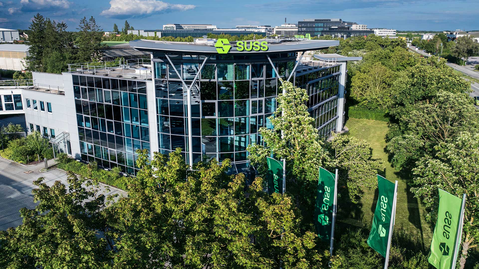 Der weltweite Boom bei Künstlicher Intelligenz braucht komplexe Packaging-Verfahren für die Mikrochips. Das sorgt bei Suss Microtec für Rekordauftragseingänge in Höhe von 149 Millionen Euro allein im ersten Quartal. An der Börse bringt das Unternehmen mittlerweile 1,86 Milliarden Euro auf die Waage.