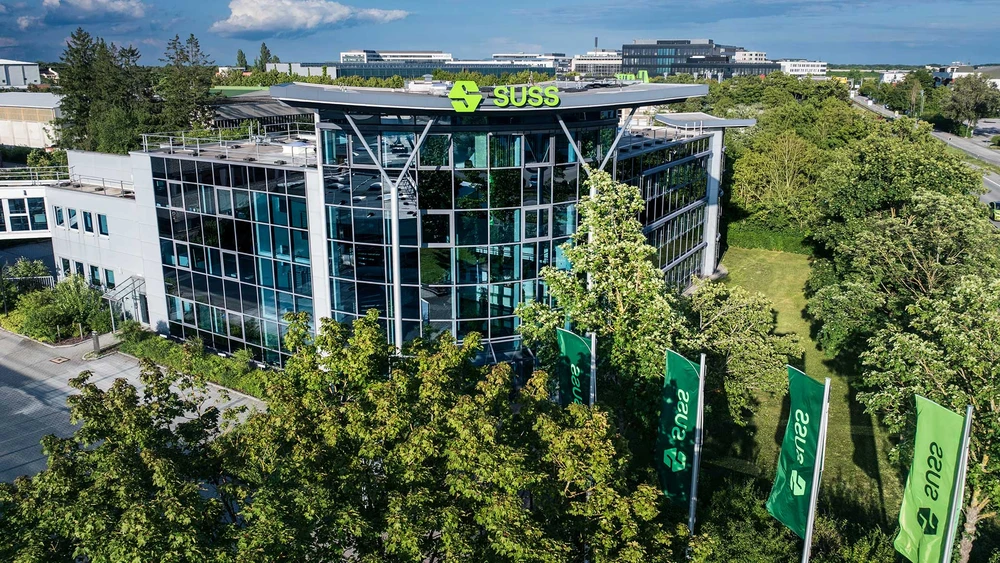 Der weltweite Boom bei Künstlicher Intelligenz braucht komplexe Packaging-Verfahren für die Mikrochips. Das sorgt bei Suss Microtec für Rekordauftragseingänge in Höhe von 149 Millionen Euro allein im ersten Quartal. An der Börse bringt das Unternehmen mittlerweile 1,86 Milliarden Euro auf die Waage.