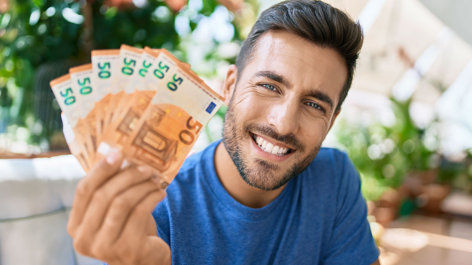 Wer nicht wechselt, zahlt drauf: Tagesgeldzinsen für Bestandskunden sinken schon wieder (Foto: Krakenimages.com/Shutterstock)