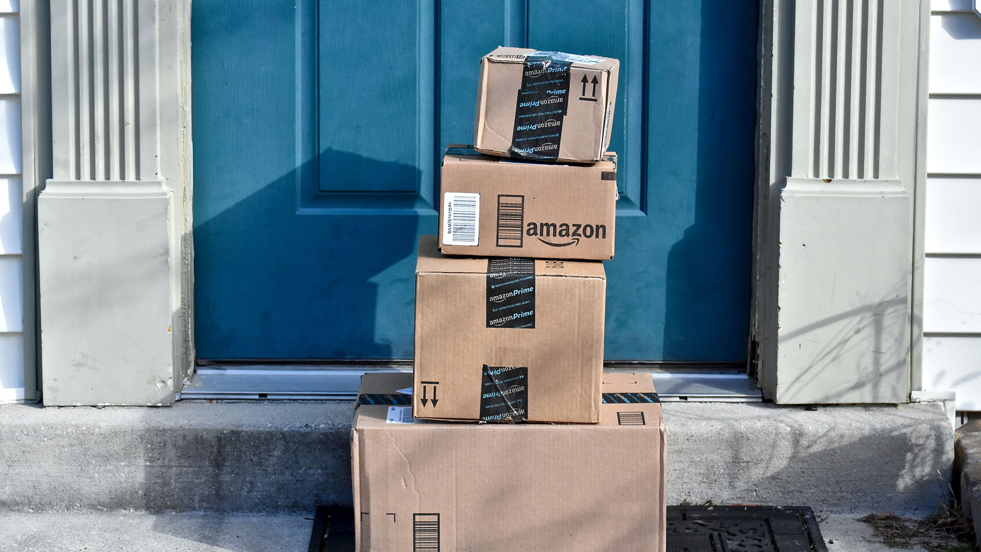 Anleger freuen sich: Amazon&#8209;Aktie landet in weltbekanntem Index und verdrängt diesen Titel  (Foto: Jeramey Lende/Shutterstock)