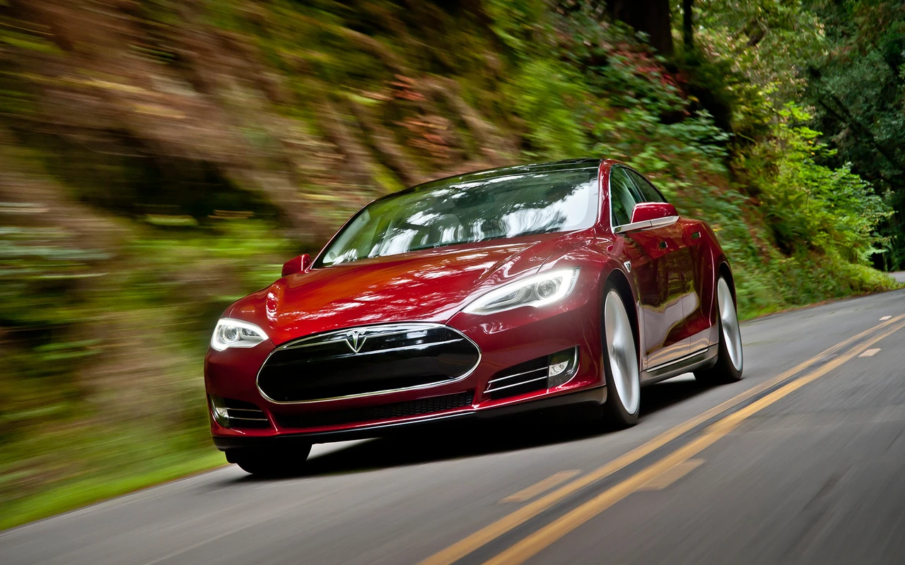 Tesla gegen BMW, Daimler und VW - wer macht bei selbstfahrenden Autos das Rennen?