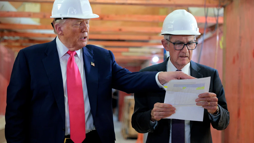 Donald Trump und der Vorsitzende der US-Notenbank Jerome Powell mit Bauhelmen über Bauplänen für die Renovierung des Hauptsitzes der US-Notenbank
