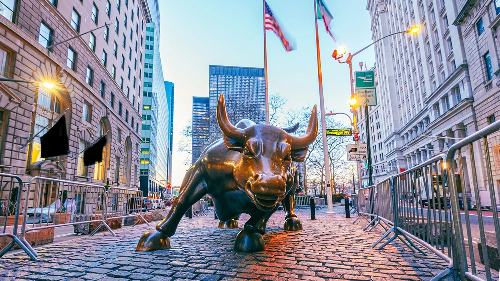 Blick auf die Bronzestatue des Charging Bull, Wall Street, Lower Manhattan am Morgen