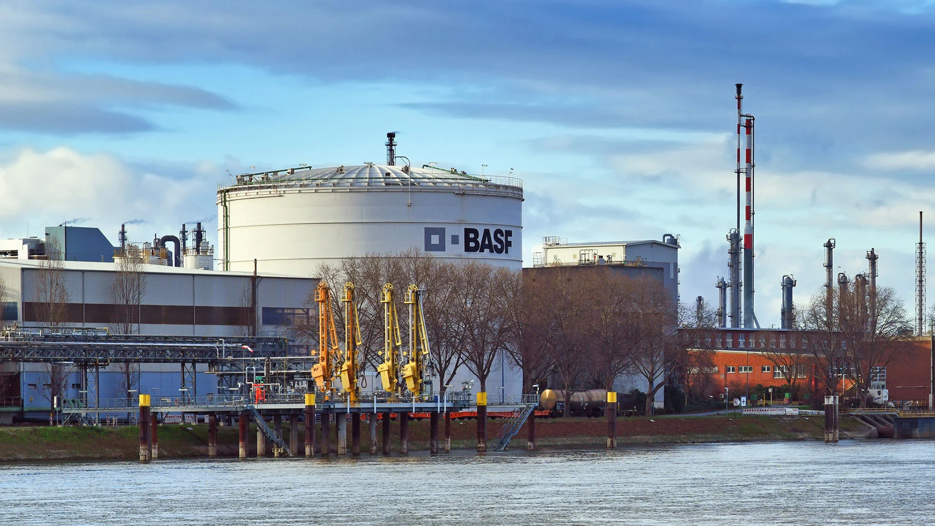 BASF, Evonik & Co.:  Trübe Aussichten für die Chemie&#8209;Branche (Foto: Firn/iStockphoto)