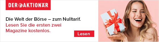 Frau präsentiert Geschenkpaket symbolisch für das Aktionsangebot von 2 Ausgaben DER AKTIONÄR gratis 