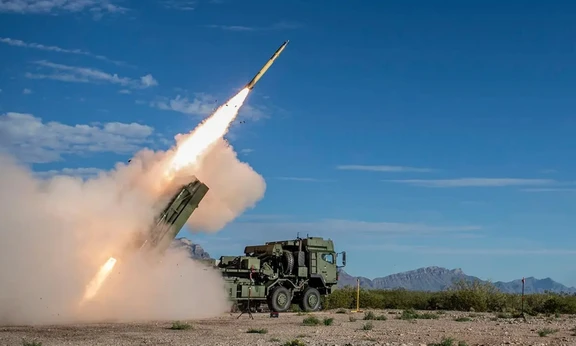 GMARS-Raketenwerfer von Rheinmetall und Lockheed Martin gibt scharfen Schuss ab. 