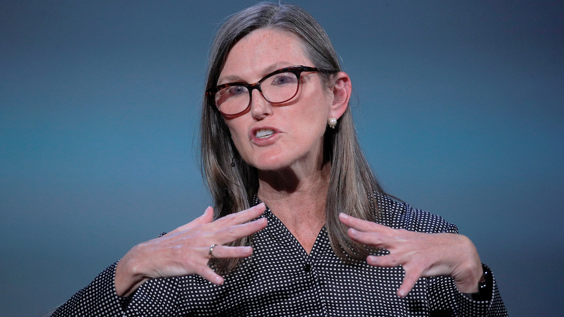 Cathie Wood verkauft massiv, schnappt sich aber diese zwei Aktien – Lohnt sich hier der Einstieg? (Foto: Reuters)