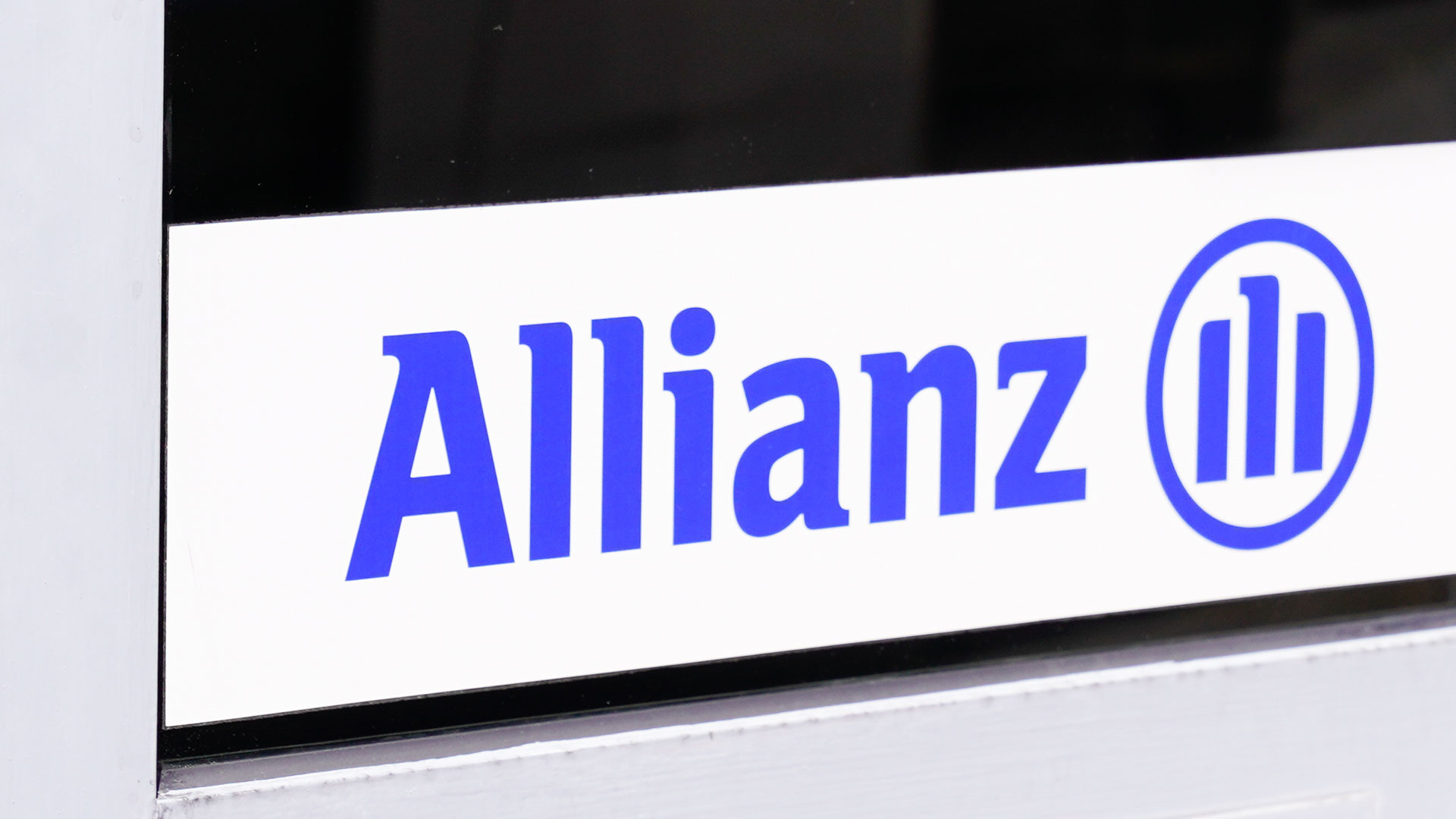 Allianz&#8209;Aktie: Analysten sind sich bei Kursziel nicht einig – Das sollten Anleger jetzt tun (Foto: sylv1rob1/Shutterstock)
