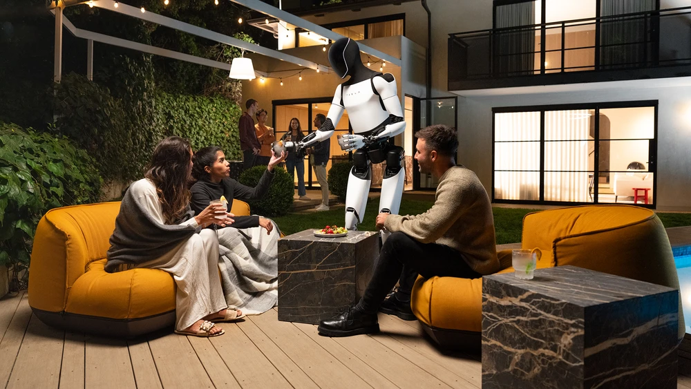 Der humanoider Roboter Bot von Tesla serviert einer Gruppe auf einer Terrasse sitzenden Menschen Getränke.