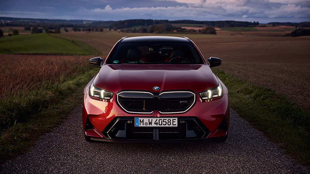 Der neue BMW M5 steht auf einer Landstraße, Frontalansicht