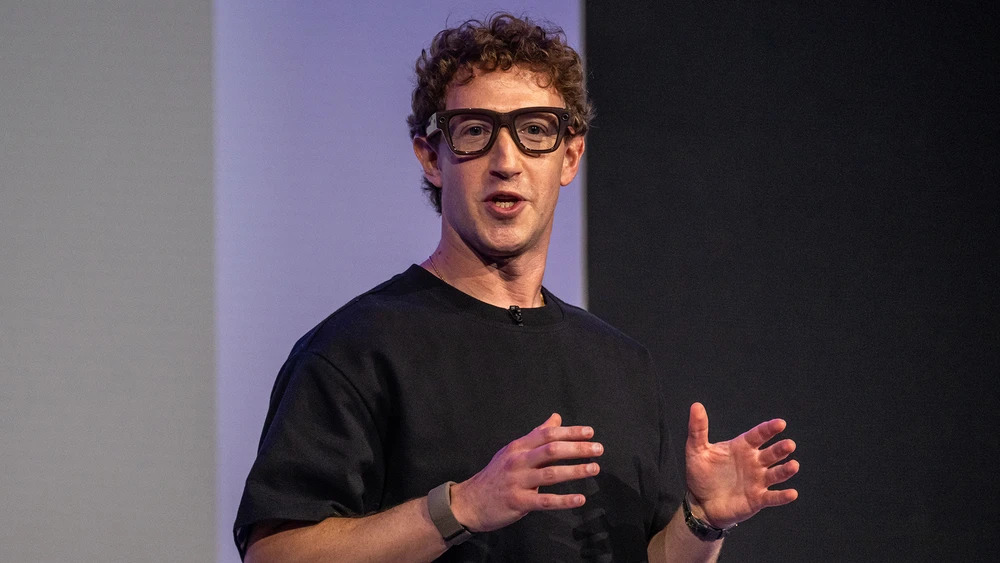 Mark Zuckerberg, CEO von Meta Platforms Inc., trägt während einer Rede eine Meta Ray-Ban Display AI-Brille.