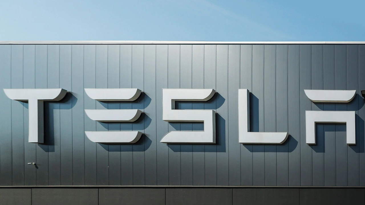 Herber Schlag für Tesla – Elon Musk wütet auf Twitter 