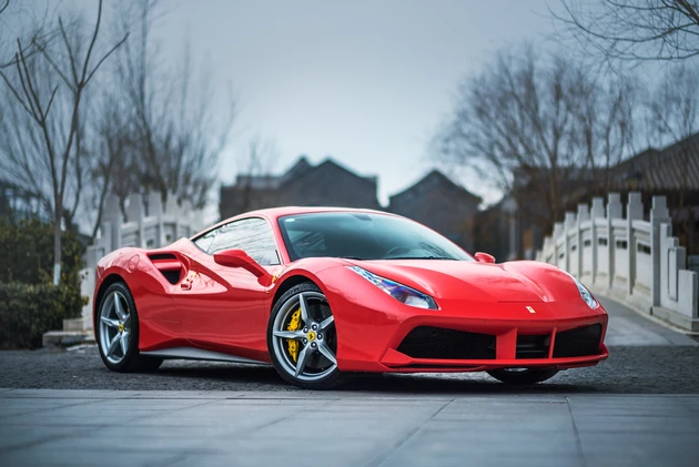 Ferrari rast nach oben – Bußgeld bremst VW‑Tochter Porsche