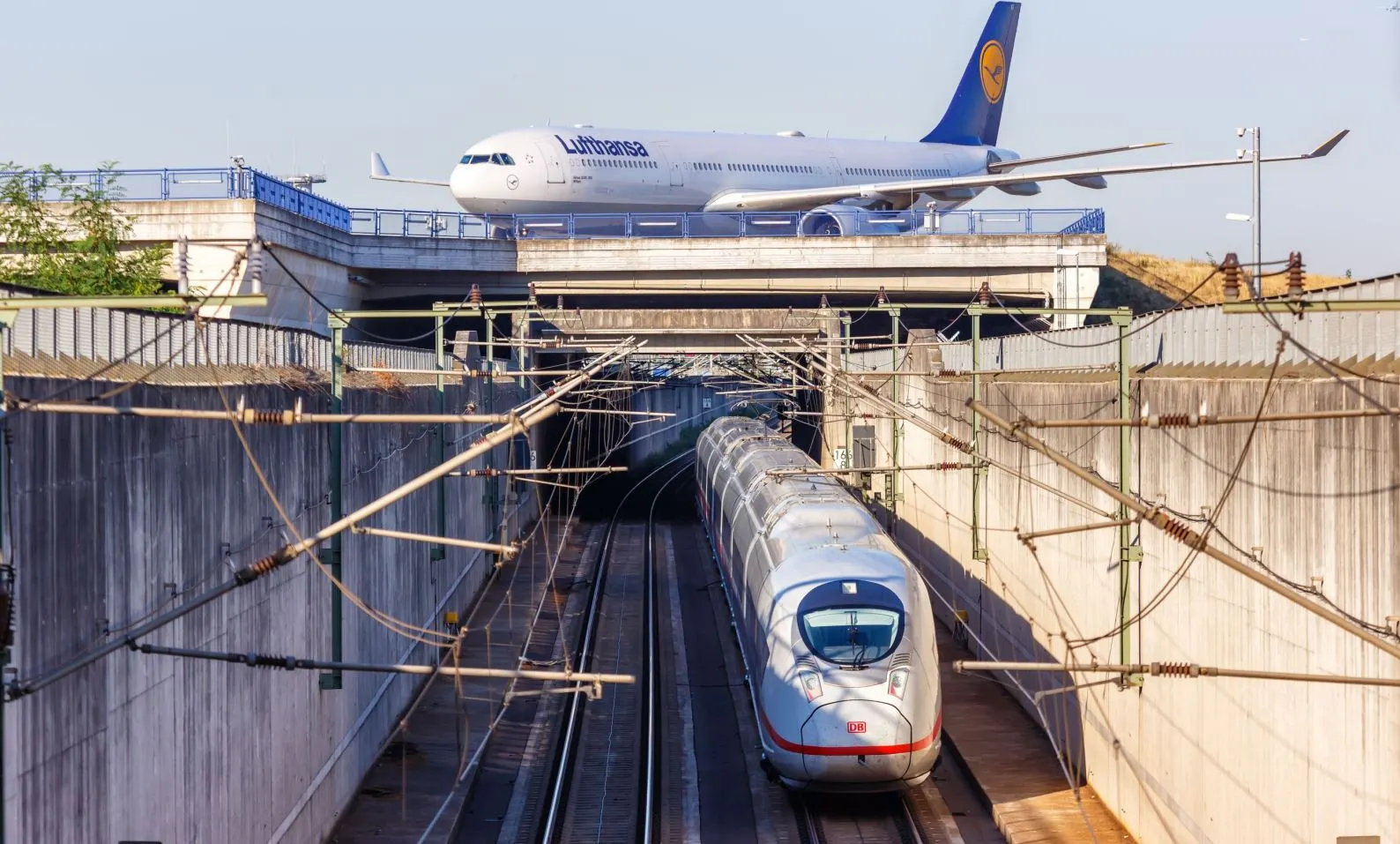 Lufthansa, Sixt, Flixbus und Co profitieren vom Mega&#8209;Bahnstreik (Foto: Shutterstock/ Markus Mainka)