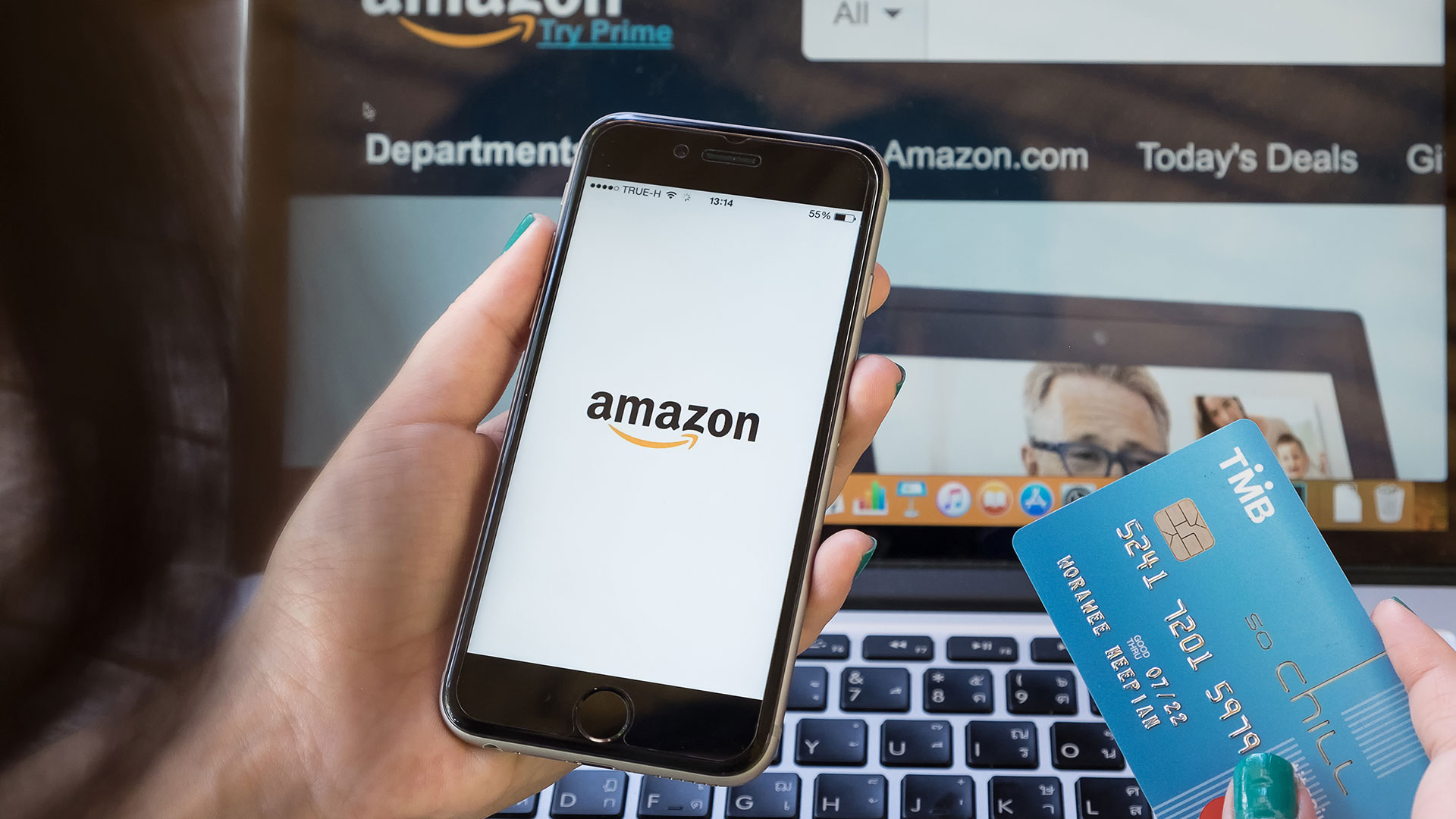 Amazon&#8209;Aktie gegen Apple&#8209;Aktie – Welcher Tech&#8209;Wert ist besser? (Foto: Worawee Meepian/Shutterstock)