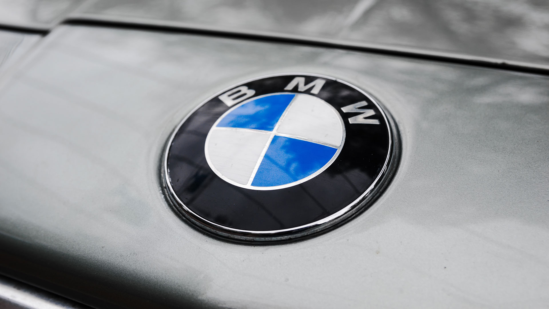 BMW, VW, Mercedes: Deutsche Autoaktien geben Gas (Foto: Tycson1/Shutterstock)