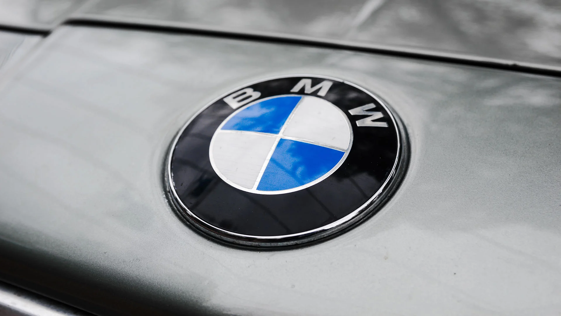 Überholmanöver: Fährt die BMW&#8209;Aktie dank dieser überraschenden Nachricht VW und Mercedes&#8209;Benz davon? (Foto: Tycson1/Shutterstock)